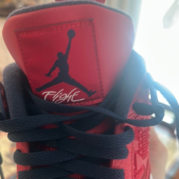 Red and Black Sneakers (USED VNDS) AIR JORDAN RETRO 4 - Picture 6 of 10